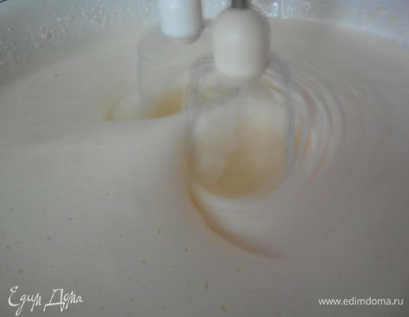 Разбейте яйца в посуду для взбивания. Используя электрический миксер, на средней-высокой скорости взбейте яйца (примерно 10 сек, чтобы белки и желтки соединились).