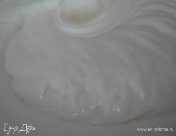 Продолжая взбивать добавьте сахарный песок (кстати, я его тоже заранее просеяла через сито). После примерно 8 мин взбивания, яичная смесь должна стать густой и бледной.