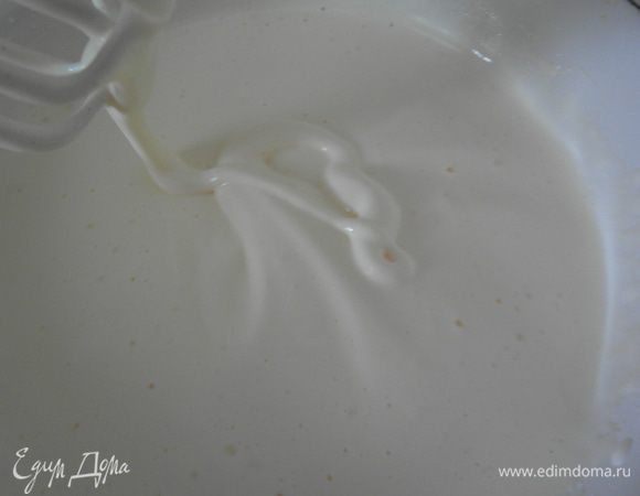 Когда достаете миксер из смеси, должен оставаться "след" сверху, что и будет показателем "густотой консистенции", а значит и правильной в данном случае. Миксер больше Вам не понадобится!