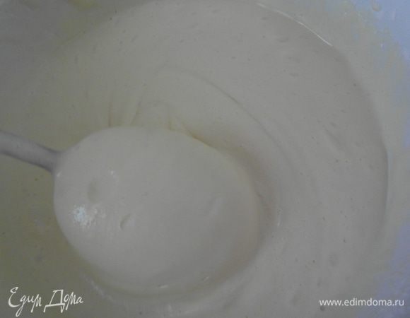 Просейте примерно 1/3 нашей уже заранее просеянной муки  в яичную смесь. Используя ЛОЖКУ, аккуратно, но достаточно быстро ВМЕШИВАЙТЕ муку (обращаю внимание, нужно именно ВМЕШИВАТЬ (как бы приподнимая ложку вверх затем в тесто), а не размешивать по кругу (!)), дабы смесь напиталась как можно больше воздухом.