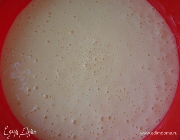 Затем добавьте еще 1/2 уже оставшейся муки. Все тем же способом перемешивайте до почти однородной консистенции. Потом добавьте оставшуюся муку и продолжая ВМЕШИВАТЬ ее в смесь, по краю посуды наливайте растопленное масло с водой. Тщательно тем же вышеупомянутым способом соединяйте все ингредиенты. Не переусердствуйте, как только смесь стала однородной прекращайте, т.к. тем самым Вы можете "выталкать" весь воздух из теста, что приведет к низкому, престному результату. Вы увидите, какое тесто очень воздушное, все в маленьких пузырьках воздуха.