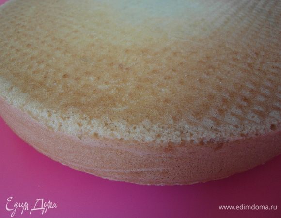 В рецепте предлагалось разделить тесто на 2 формы диаметром 20 см, но у меня 1 форма 24 см и я решила печь одним пирогом, с последующим разрезанием на 2-3 "коржа" как получится. Форму застелить пекарской бумагой (у меня силиконовая, поэтому ни смазывать ни застелать не пришлось).
