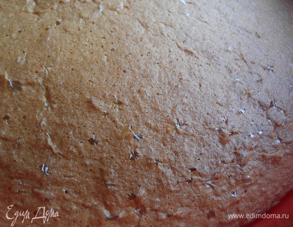 Разогрейте духовку до 190С градусов, но если духовка с феном, то до 170. Противень/решетку поместить на 1/3 от низа духовки. Выпекать 20-24 мин. А вообще, ориентируйтесь по своей духовке и золотистому цвету пирога. НО НЕ ОТКРЫВАЙТЕ духовку в процессе ни в коем случае! У меня даже при форме диаметром 24 см время выпекания заняло 25 мин. После нажатия пальцем на бисквит, он должен сразу же подняться. Обратите внимание на фото, как "пузырьки" воздуха и запеклись, затянутые пленочкой. Это есть отличный показатель на сколько воздушный и нежный бисквит, весь в дырочках... :)