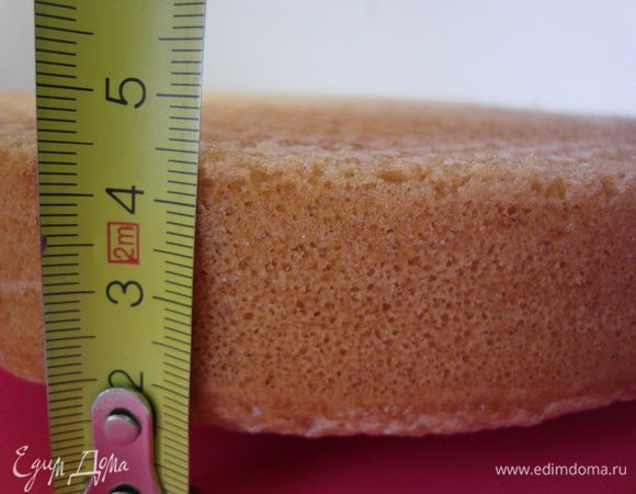 Дайте бисквиту полностью остыть. После чего его можно наполнять (пропитывать) как Вам нравится либо Вашим гостям. Я же решила воспользоваться советом этого же рецепта.