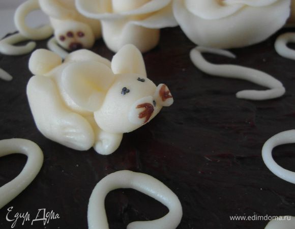 Взбейте сливки с сахарной пудрой. Распределите джем на бисквит. Затем выложите на него сливки. (+ я положила тонкие кружочки киви на сливки). Накройте второй половиной бисквита. Сверху можно посыпать сахарной пудрой, но т.к. этот торт презначначался на день рождения, я решила покрыть его Ganache/ганашом из шоколада:
шоколад + сливки вылить в небольшую кострюльку и на маленьком огне помешивая ждем растворения шоколада, чтобы смесь стала однородной. Снять с огня. Полить/смазать им обильно торт.
