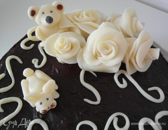 Но опять-таки, т.к. этот торт предназначался маме на юбилей, я решила, воспользовавшись мастер-классом Оксанки по работе с мастикой, и ее же рецептом по изготовлению http://www.edimdoma.ru/recipes/35717, попытатья 2-ой раз в моей жизни что-то из нее "сотворить" (1-ый раз, кстати, для сравнения тут http://www.edimdoma.ru/recipes/26102, громко смеяться МОЖНО, но было очень вкусно и шоколадно ко всему прочему. :))) Итак, вот он: ЧУДНЫЙ!