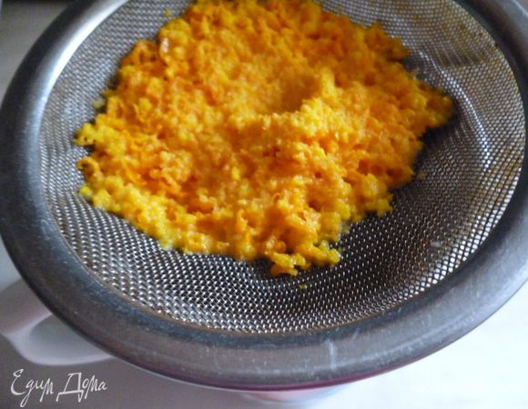 Остывшее молоко с цедрой процедить через ситечко,отжать цедру ложкой.Из апельсина выжать сок.