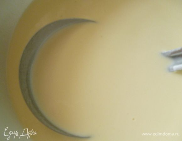 Теперь отмерим муку,понемногу добавим яично-молочную смесь и хорошо перемешаем,что бы не было комков.При необходимости подливаем еще молока.Тесто должно быть как густая сметана.К густому тесту добавим молоко с цедрой и сок,перемешаем и понемногу добавим оставшееся молоко,хорошо перемешаем венчиком.