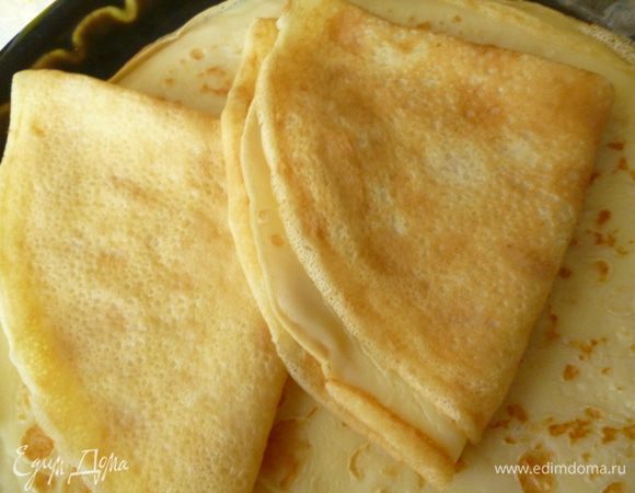 Выпекаем блинчики на хорошо нагретой сковороде с двух сторон.