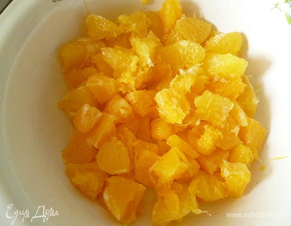 Апельсины почистить от кожуры и пленок и разделить на кусочки.