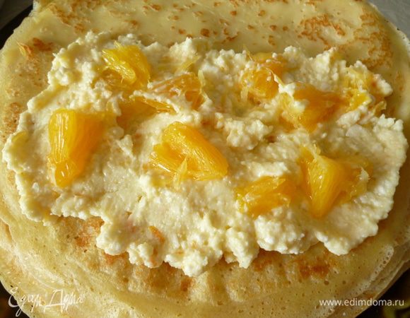 На половину блинчика выкладываем творожную массу,сверху кусочки апельсина.