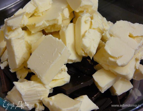 Шоколад оба вида разломать и в сотейнике растопить со сливочным маслом.