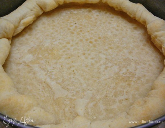 Готовую основу для пирога,освободить от фасоли или гороха.Дать остыть.