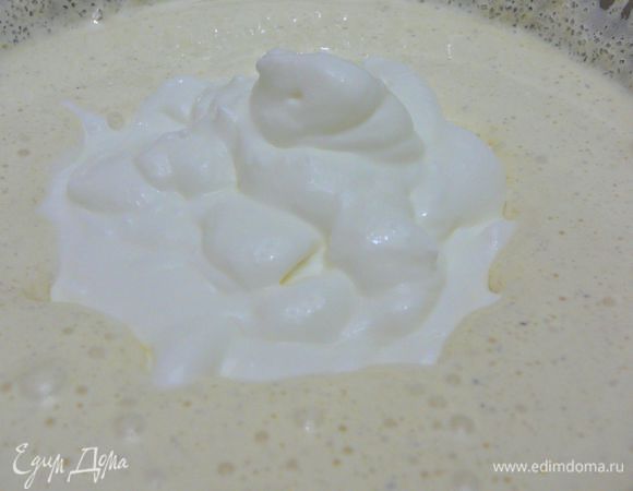 Желтки взбить с сахаром и ванильным сахаром,до состояния густой пены.Смешать со сметаной.