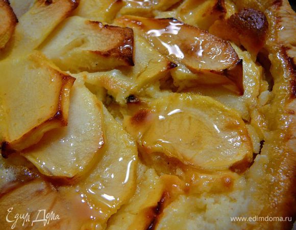 Готовый пирог смазать абрикосовым джемом,который протереть через сито и дать остыть.