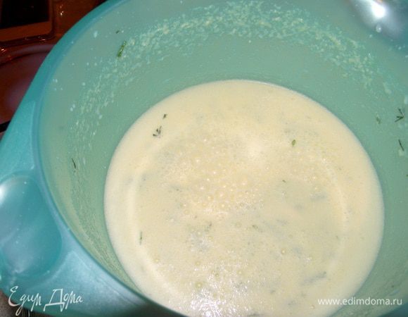 Яйца взбить, добавить молоко, масло,соду, соль, сахар, взбить, добавить 1 ст. муки взбить, досыпать остальную муку, всыпать зелень, взбить.