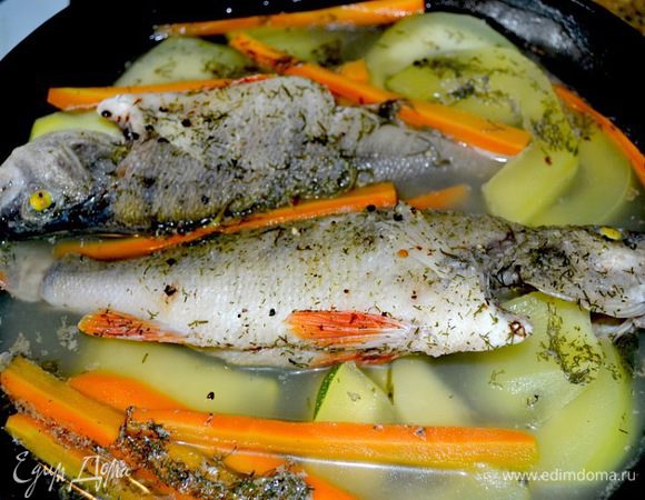 У окушков чешую не чистят...она очень крепкая,да и уха наваристая если про бульоны...удаляем внутренности и жабры,промываем и готовим...
В готовом виде чешуйка прям пластом отделяется.....
Отвариваю окушков,кабачок,морковка,укроп,чуть соли.