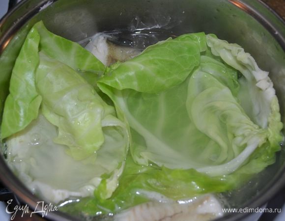 Отвариваю рыбу,сверху листочки капусты не надолго,чтоб помягче стали..)
