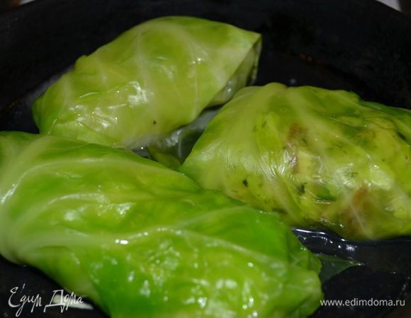 Голубцы на сковородку,добавить чуть водички и масла подсолнечного...
Доводим до готовности...