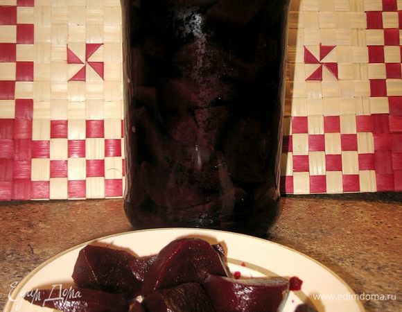 Очень хорошо нормализует микрофлору кишечника маринованная свекла. Для этого столовую свеклу промыть и сварить до готовности, очистить от кожи и нарезать небольшими ломтиками, сложить, в банку и залить охлажденным маринадом. Банку закрыть и хранить в прохладном месте. Маринад готовят следующим образом: на 1 кг свеклы потребуется 1 л воды, 2 стакана яблочного уксуса, 1 ч. л. соли, 1/2 ст. л. сахара, 10 горошин черного перца, 6 бутонов гвоздики, 2 лавровых листа. Маринад прокипятить и охладить. Принимать 1 раз в день перед едой как закуску. При дисбактериозе, атонии кишечника, гнилостных процессах в желудочно-кишечном тракте не обойтись и без чеснока. Надо съедать 1-3 дольки чеснока за ужином и запивать простоквашей. При дисбактериозе полезно пить свежий сок корней сельдерея. Достаточно принимать 1-2 ч. л. в день за 30 минут до еды.
Я использовала этот рецепт....
только внесла свои вкусовые изменения немного....
В банке 2кг.свеклы.................я использовала 500мл.воды,2ст.яблочного уксуса,а остальное по списку....
вкуснятина получилась....)