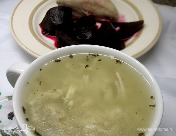 Готовим грудку на бульоне,добавляем лавровый лист,чёрный перец,укроп,петрушка,
базилик,мускатный орех,соль....В готовый бульон с курицей вливаю сырое яйцо и тру сыр,5мин. и обед готов!Подаю с маринованной свеклой.