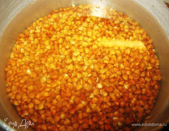 заливаю промытую гречу остывшей кипячёной водой,Чуть выше крупы где то см2.
Воды не останется,всё впитает греча.
добавляю соль.Оставляю на ночь.