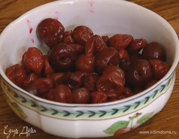 Вишню разморозить, сок слить.