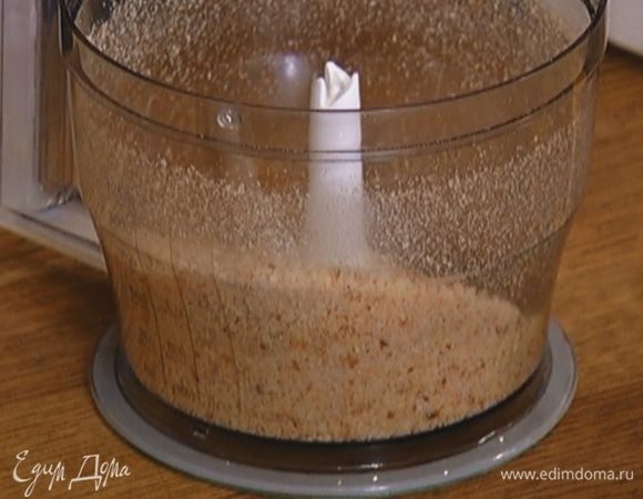 Миндаль и хлеб измельчить в блендере в мелкую крошку.