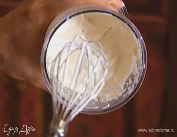 Сливочный сыр, сливки, сахар, коньяк и ванильный экстракт взбить миксером в однородную массу.