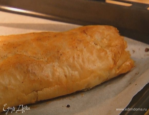 Выпекать штрудель в разогретой духовке 30 минут.