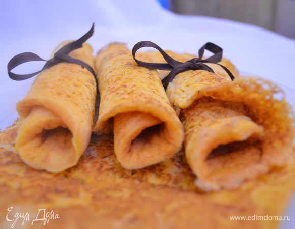 Приготовление: Морковь залить горячей водой и варить до мягкости. Очистить, вареную морковь от кожицы, протереть,  влить ¾ литра молока и вскипятить. В кипящее молоко всыпать стакан муки, хорошо растереть, чтобы не было комков. Влить ¼  л молока, потом вбить яйца, всыпать стакан муки, хорошо выбить. Влить разведенные в воде дрожжи, размешать и дать тесту подняться в теплом месте. Затем  тесто посолить, влить теплое оливковое масло, всыпать сахар и ½ стакана муки. Выбивать тесто в теплом месте в течение 15 минут, пока тесто не станет пузыриться. Поставить  в теплое место . Когда тесто поднимется, печь из него блины. МИР ВАМ.