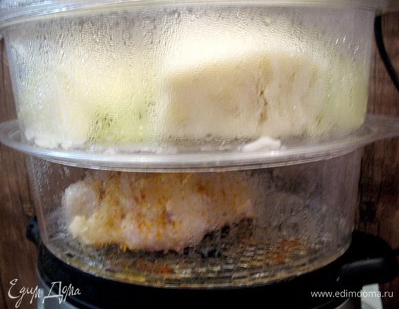 Готовим на пару капусту порезанную крупными кусками, посыпанную солью,петр.,укропом...
Мясо свинины не жирное,посыпала чуть соли и специй..
Полила соусом:
в сливках распустила сыр,добавить чеснок.