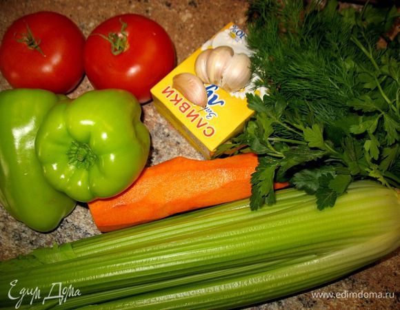 Готовим супчик из стеблей сельдерея...морковка1шт.,2перчика,2помидорки,
кабачок,зелень,сливки...