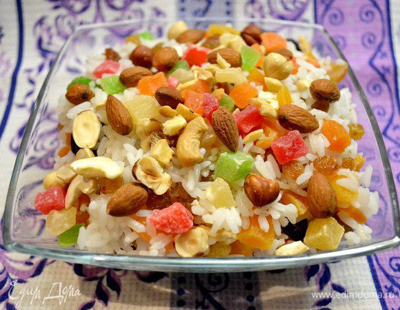 Кутья. Другим обрядовым блюдом является кутья. В переводе с греческого слово «кутья» означает «варёная пшеница». Готовить кутью можно из любого злака. В старину в канун Нового года, Рождества и Крещения этим блюдом «угощали» стихии, души умерших и духов болезней, чтобы их задобрить и обеспечить себе их защиту.
Кутья с рисом.
Потребуется: 1 стакан риса, 1л воды. ½ стакана изюма, 100г мёда, 100г цукатов или мармелада, 50г очищенных грецких орехов. Рис промыть и отварить, добавить промытый изюм. Мёд размешать с небольшим количеством воды и с толчёными грецкими орехами. Соединить рис и полученную массу, перемешать. Украсить цукатами или мармеладом.