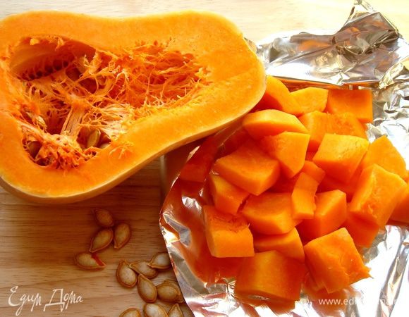 Тыкву(лучше мускатную тыкву-сквош)порезать на кубики и запечь в духовке до мягкости или сварить в пароварке.