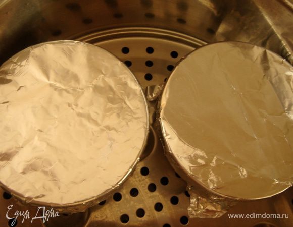 Плотно закрыть формы фольгой и установить в пароварку с уже кипящей водой.Установить таймер на 10 минут.