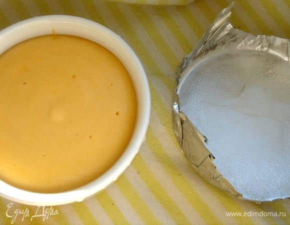 Готовый чизкейк имеет плотные края и трясущуюся серединку.Остудить и убрать в холодильник минимум на 3 часа,а лучше на ночь.Готовый чизкейк можно украсить взбитыми сливками или шариком мороженого,полить белым или тёмным шоколадным соусом,присыпать тыквенными или морковными чипсами,орешками или семечками,фруктами или ягодами.Можно запечь кусочки тыквы,а затем обмакнуть их в растопленный шоколад.Приятного чаепития!