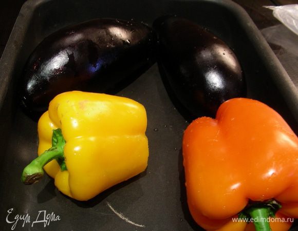 Баклажаны и перцы выкладываем в форму для запекания, накрываем фольгой и готовим в духовке 200 гр 45-50 мин до мягкости. Пару раз переворачиваем их в процессе приготовления.
