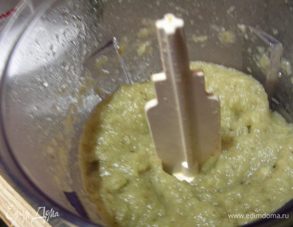 Перцы кладем в целлофановый пакет, закрываем его и оставляем их минут на 10. Затем очищаем их от кожуры. Баклажаны разрезаем напополам и вынимаем мякоть. Измельчаем ее в блендере.
