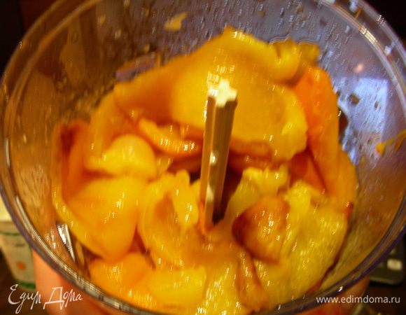 Добавляем туда перец, все взбиваем.
