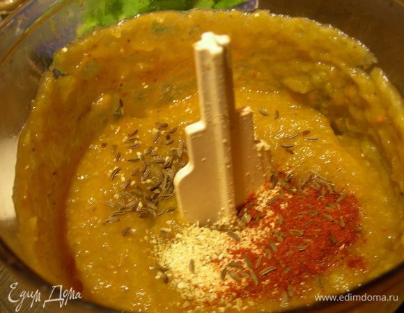 Затем добавляем специи и чеснок, еще раз взбиваем.
