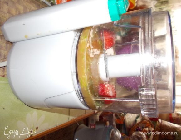 Выложить рукколу в миску. Мандарины очистить.Добавить мандарины к рукколе.клубничку нарезать произвольно и выложить к остальным ингридиентам.Полить заправкой и осторожно перемешать.далее в блендере осталось немного запрвки я добавила кешью и взбила получилось что орешки порубились на маленькие кусочки.Салат выложить на плоское блюдо посыпать орешками в заправке и сразу же подавать.