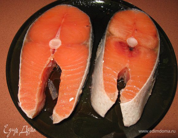 Филе лосося очистить от шкуры и костей порезать на кусочки, посолить
