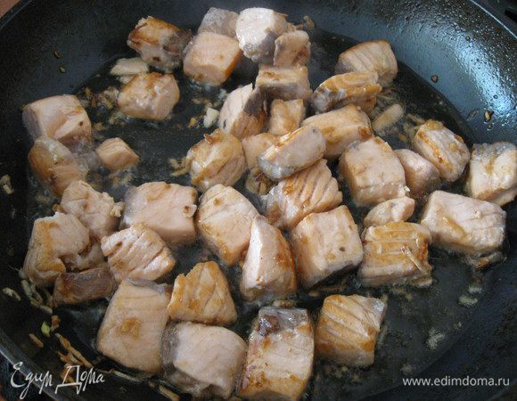 Добавить лосось, обжарить с двух сторон до готовности рыбы.
