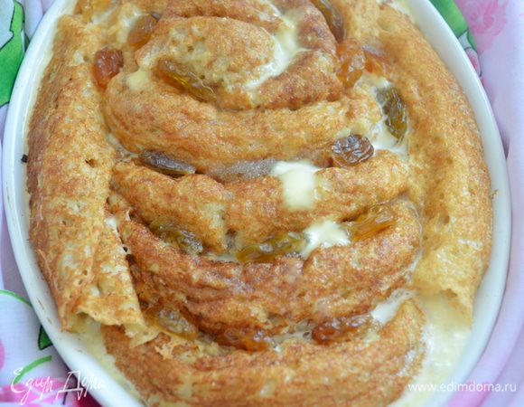 Приготовление: Промываем пшено , варим из него вязкую кашу. Отдельно в кастрюлю вливаем полстакана молока, добавляем столовую ложку масла, доводим до кипения и всыпаем цельнозерновую муку. Завариваем густое тесто. Когда оно остынет до комнатной температуры, вливаем разведенные с теплой воде дрожжи, размешиваем и даем подойти. Затем добавляем кашу, пшеничную муку, сырые желтки, стертые с 2 ст.л. сахара, соль. Вливаем оставшиеся теплое молоко( 1,5 стакана), тщательно перемешиваем и еще раз даем подняться. Вводим взбитые в пену белки и начинаем сразу печь. Поджариваем с одной стороны и прямо на сковороде лопаткой скручиваем в рулет. В форму складываем рулеты, прослаивая их изюмом. Заливаем сливками смешанными 1 ст.л. сахара. Запекаем в нагретой до 200 градусов духовке 15 - 20 минут , предварительно накрыв их фольгой. МИР ВАМ.