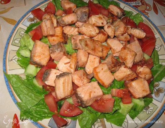 Выложить рыбу на овощи 