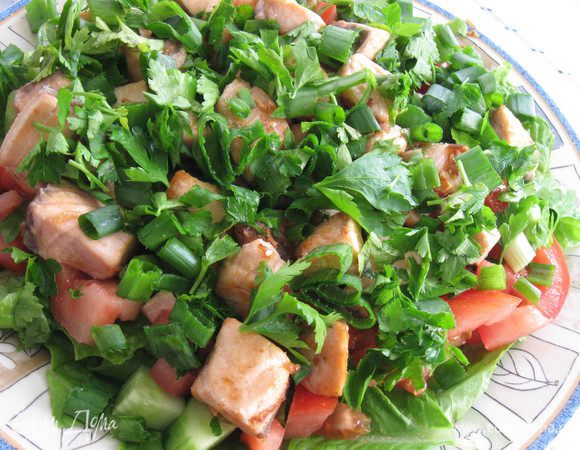 Обильно посыпать зеленым луком и петрушкой.
Заправить оливковым маслом и лимонным соком. Вкусно и просто:) 
