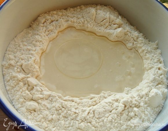 Муку просеять в миску,сделать воронку и влить воду и растительное масло.Добавить соль.Замесить тесто,по консистенции напоминающее пельменное.Выход-около 500 гр.Отложить тесто для расстойки. 