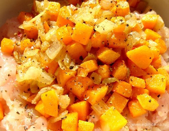 Тыкву и лук нарезать мелкими кубиками и обжарить на растительном масле с молотым кориандром.Куриное мясо мелко порубить,смешать с тыквой,луком и измельчённой кинзой.Посолить,поперчить.