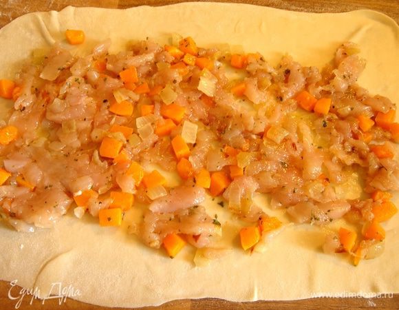 Разделить тесто на необходимое количество порций(5-6 частей максимум).Тонко раскатать тесто на хорошо присыпанном мукой столе в прямоугольник,смазать растительным маслом.Распределить фарш по тесту.